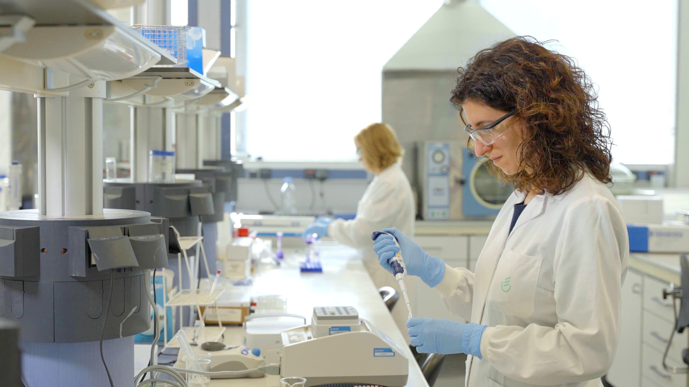 Almirall research scientist in the laboratory.