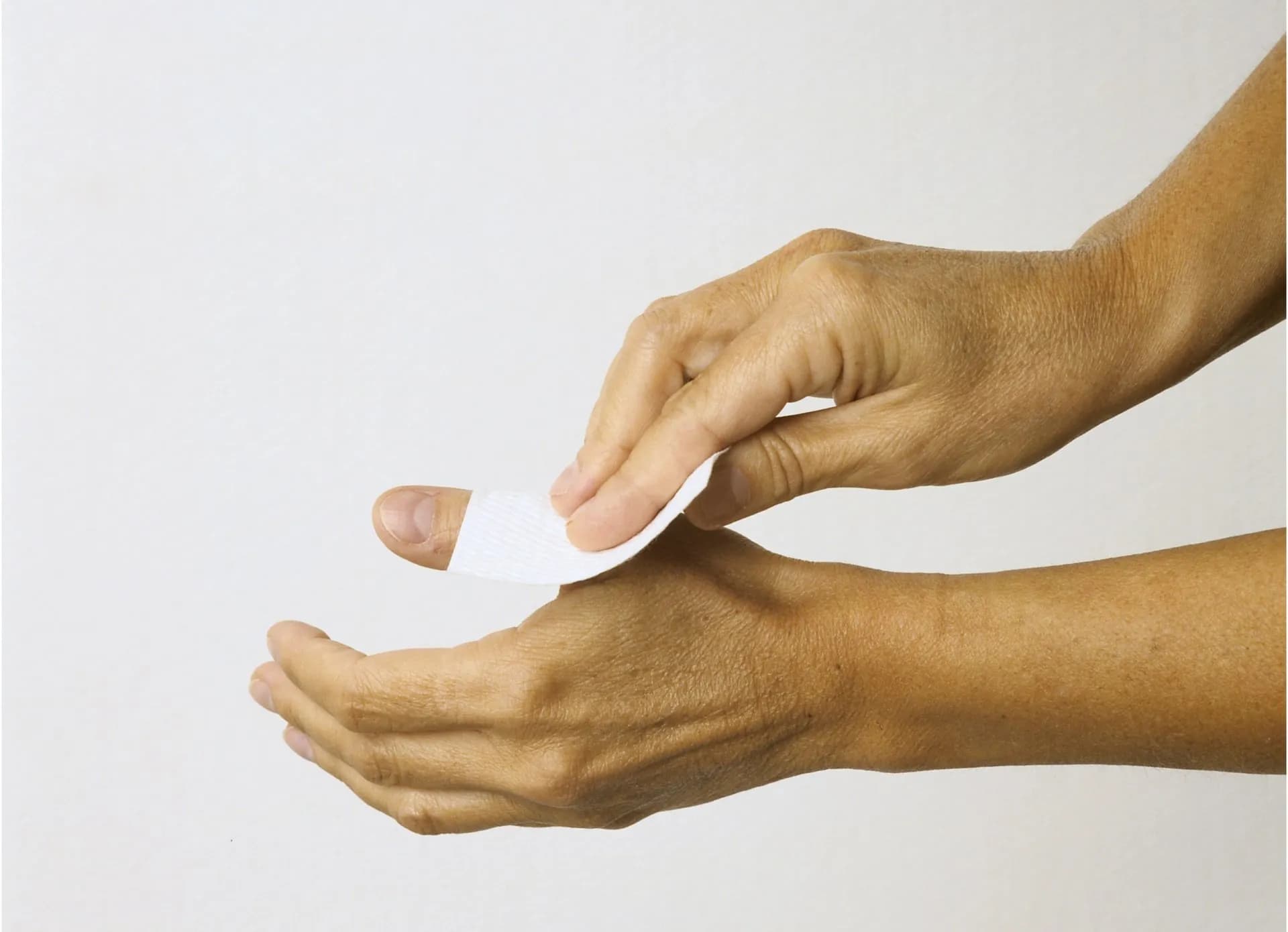 Applying an AKLA adhesive plaster